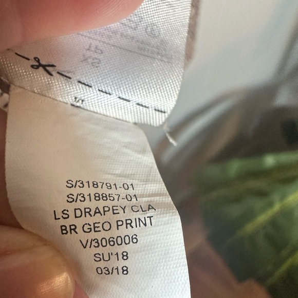 Banana Republic XS Women’s Geometric Classic Fit Blouse - Picture 12 of 12